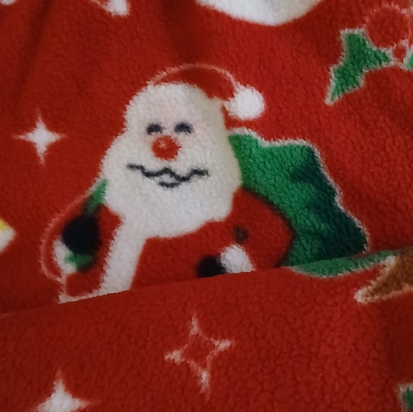 Festive 4T Red Santa Fleece Blanket - Picture 2 of 6